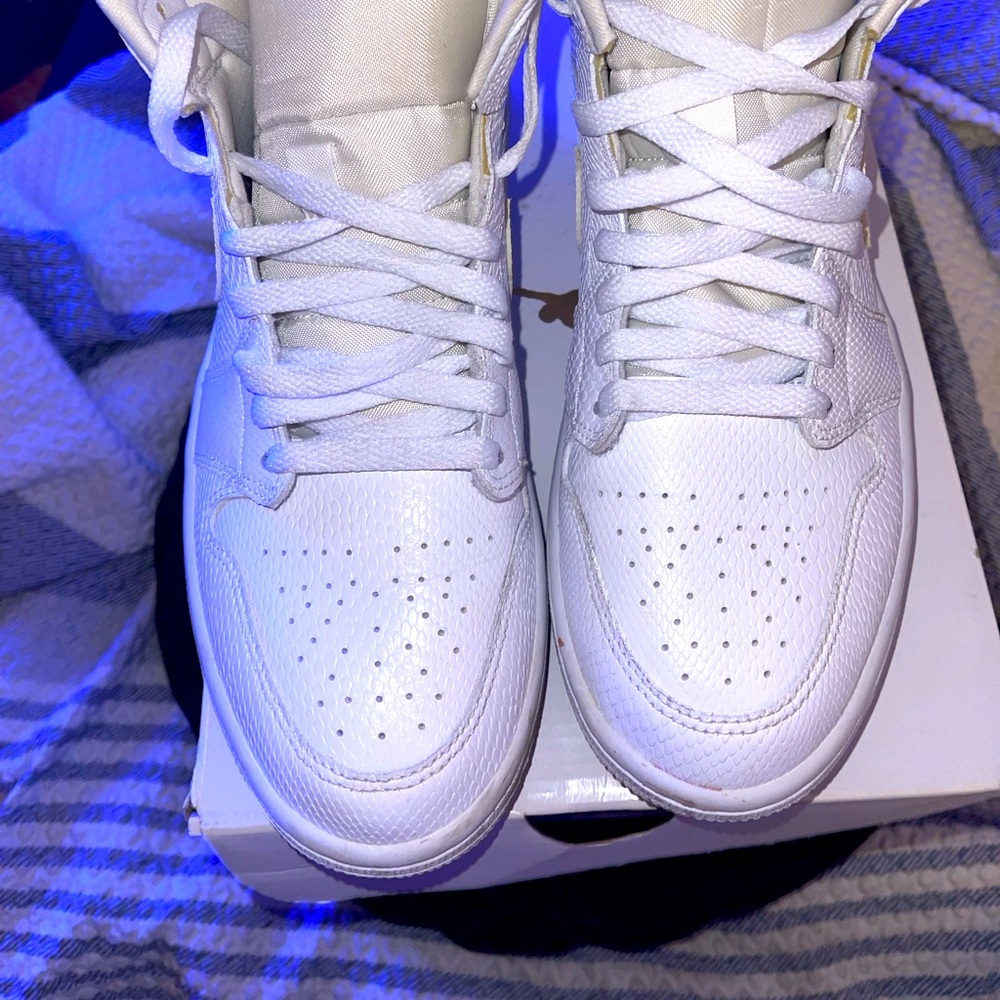 Woman Air Jordan 1- Used but still in good condition